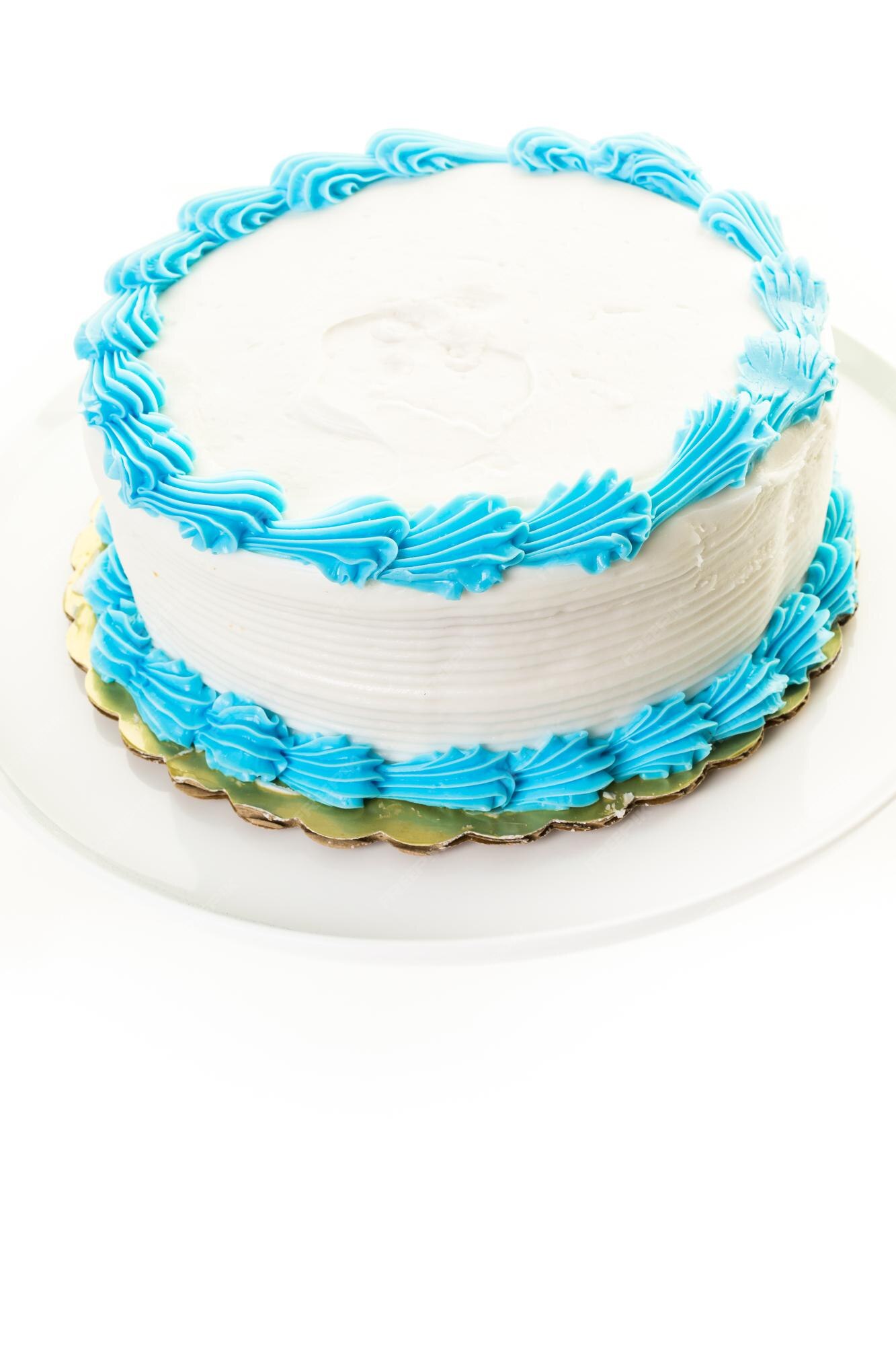 Bolo de aniversário branco simples com glacê branco e azul.