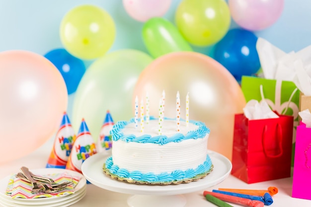 Bolo de aniversário branco simples com velas de bolo.