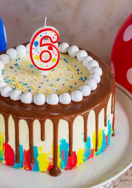 Foto bolo de aniversário brilhante com chocolate