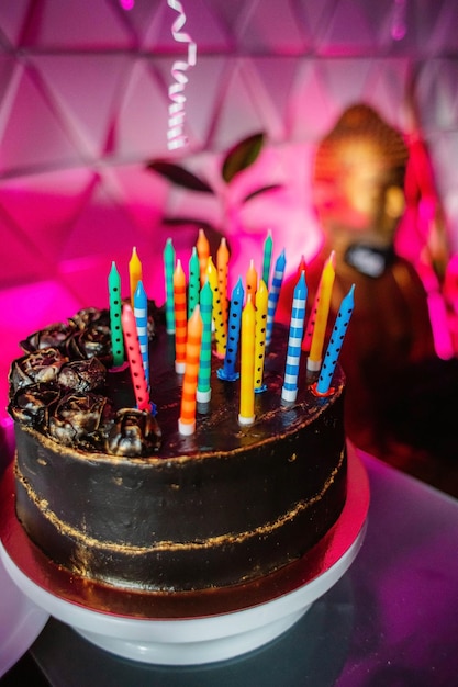 Bolo de aniversário com bokeh de luzes brilhantes de velas