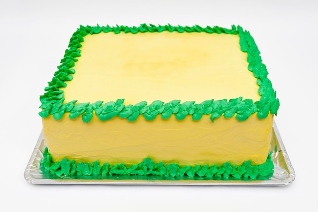 bolo de aniversário com cores verdes e amarelas isoladas em fundo branco
