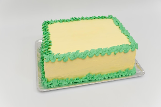 Bolo de aniversário com cores verdes e amarelas isoladas no fundo branco