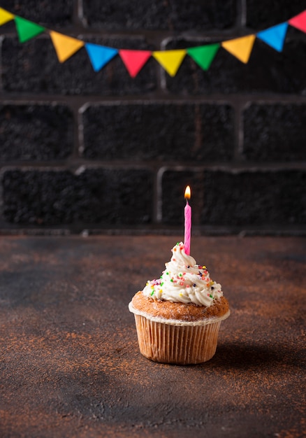 Bolo de aniversário com creme e vela