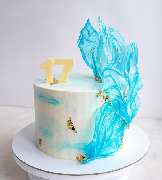 Bolo de aniversário com decoração de papel de arroz azul