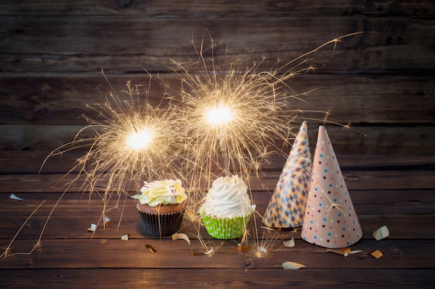 Bolo de aniversário com diamante na mesa de madeira velha