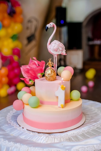 Bolo de aniversário com figura de flamingo rosa comestível no topo para o aniversário de uma garotinha barra de chocolate