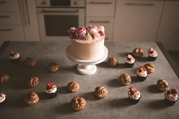 Bolo de aniversário com flores com cupcakes