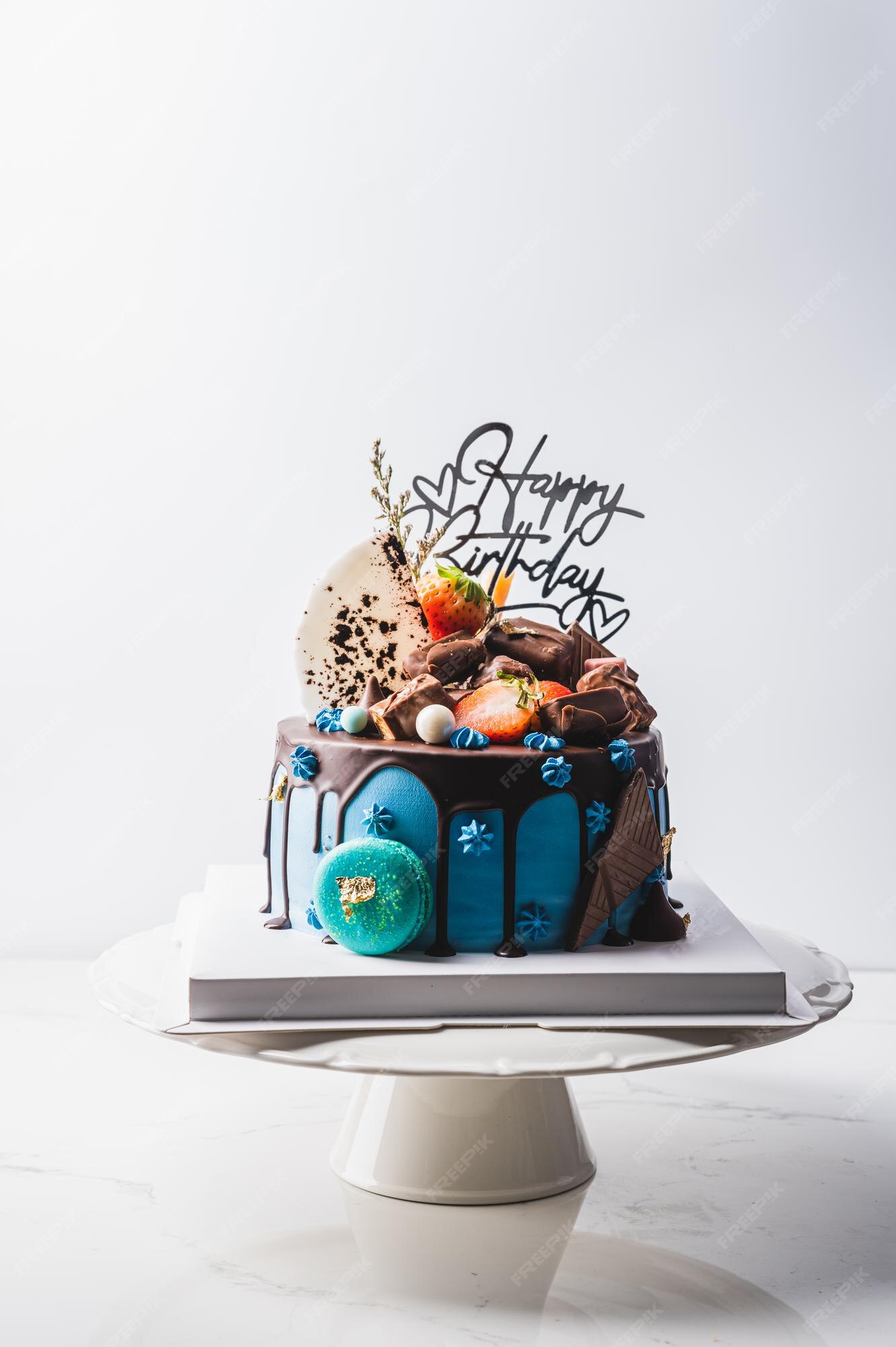 Foto de Bolo De Aniversário Azul E Laranja Moderno Com Papel Wafer  Chocolate E Macaroons Fundo Simples Copiar Espaço e mais fotos de stock de  Aniversário - iStock