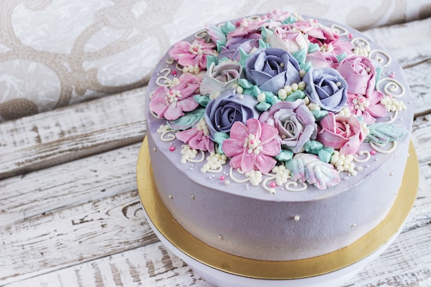 Bolo de aniversário com flores rosa em fundo branco