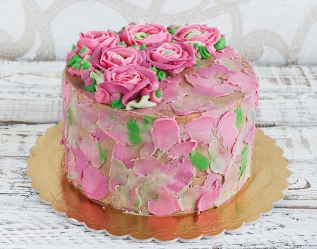 Bolo de aniversário com flores rosa