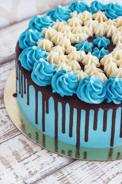 Bolo de aniversário com gotas de chocolate creme em um branco