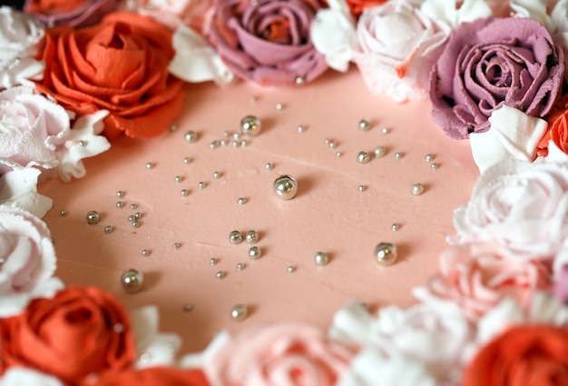 Bolo de aniversário com rosas vermelhas.