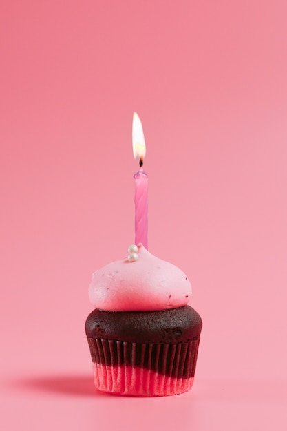 Foto bolo de aniversário com uma vela