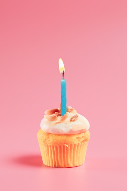 Bolo de aniversário com uma vela