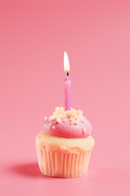 Bolo de aniversário com uma vela