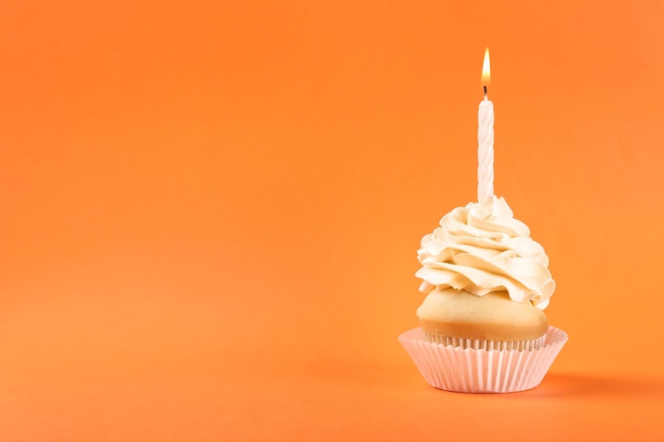 Foto bolo de aniversário com vela em fundo de cor