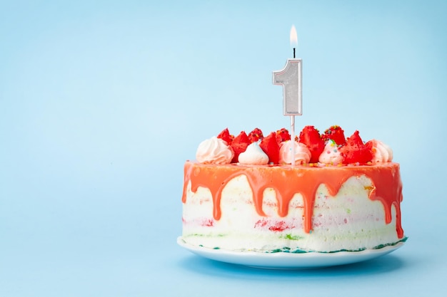 Bolo de aniversário com vela número um