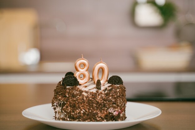 Bolo de aniversário com velas, comemoração do aniversário de 80 anos