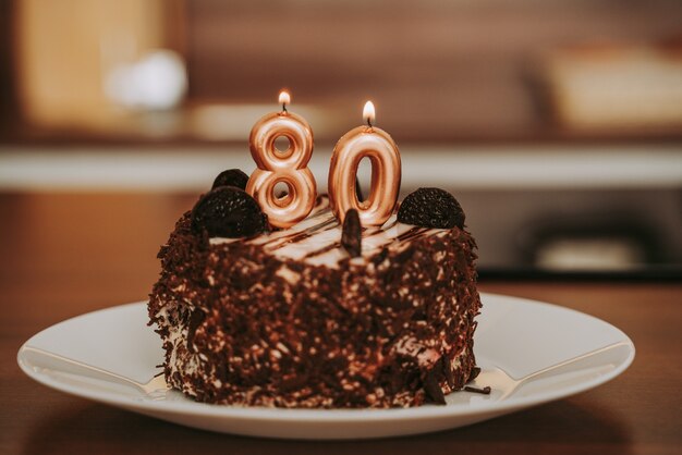 Bolo de aniversário com velas, comemoração do aniversário de 80 anos