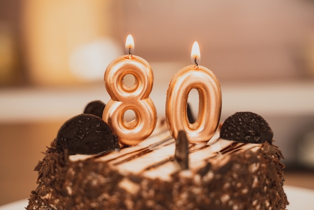 Bolo de aniversário com velas, comemoração do aniversário de 80 anos