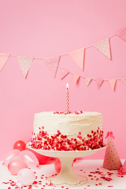 Foto bolo de aniversário com velas e confetes