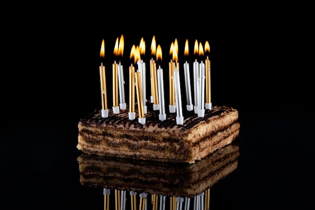 Bolo de aniversário com velas em fundo preto