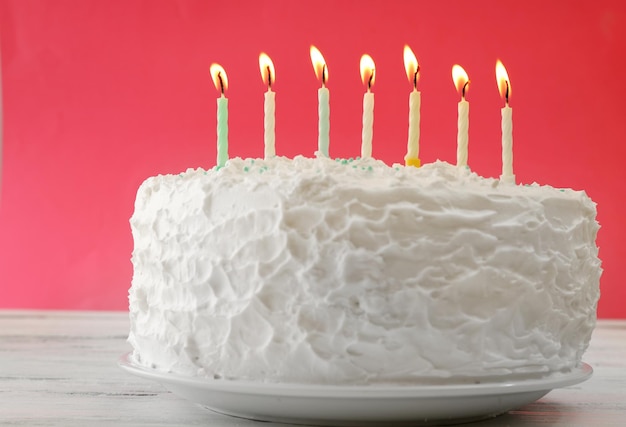 Bolo de Aniversário com velas na cor de fundo