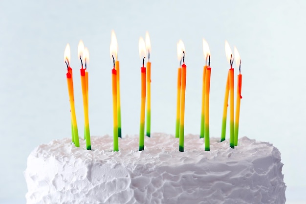 Foto bolo de aniversário com velas na luz de fundo