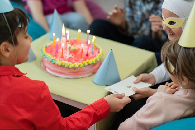 Foto bolo de aniversário crianças alegria em sua casa