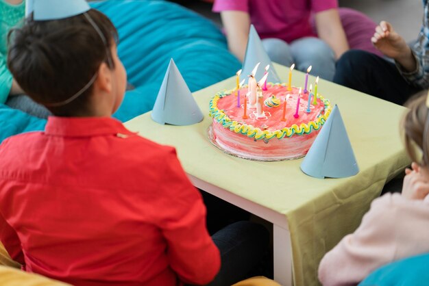 Foto bolo de aniversário crianças alegria em sua casa