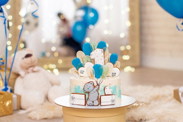 Bolo de aniversário de 1 ano decorado com merengues e estrelas
