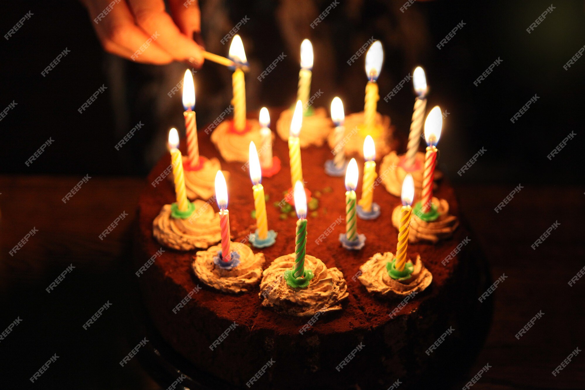 Foto de Bolo De Aniversário De Chocolate Quadrado Pequeno Simples Com Cinco  Velas Coloridas e mais fotos de stock de Acessível - iStock