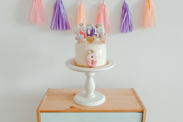 Bolo de aniversário de menina com decoração de guirlanda de borla Celebração de aniversário de seis anos Copiar espaço