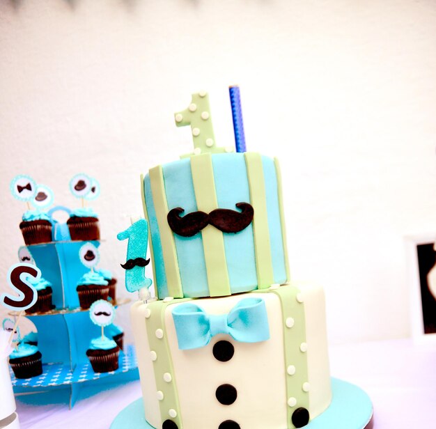 bolo de aniversário de menino com formas de bigode
