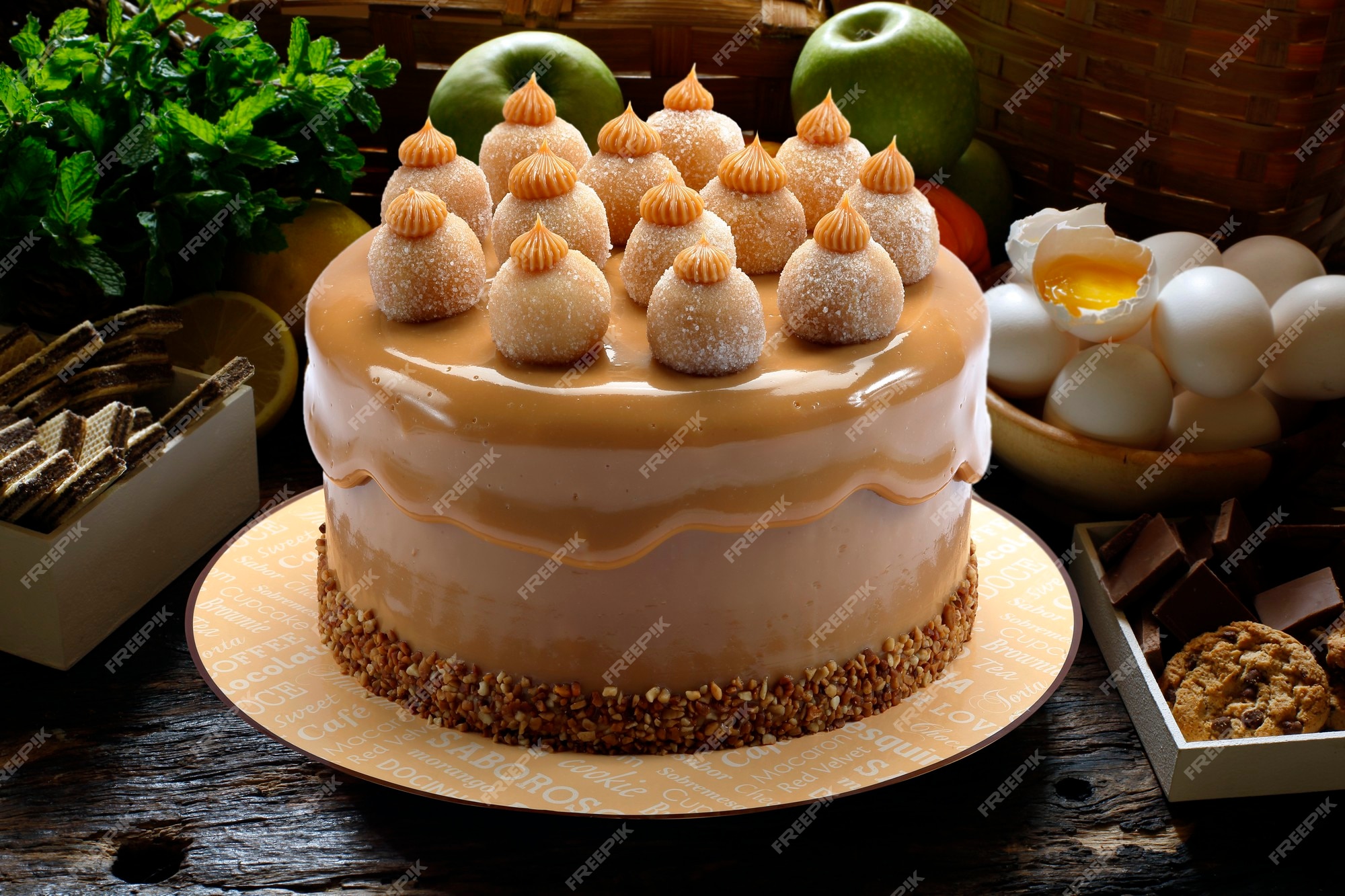 Bolo de aniversário de morango com chantilly e chocolate