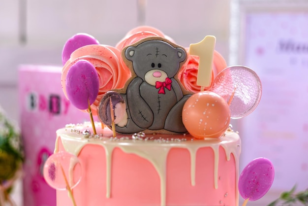 Bolo de aniversário de um ano em rosa com urso