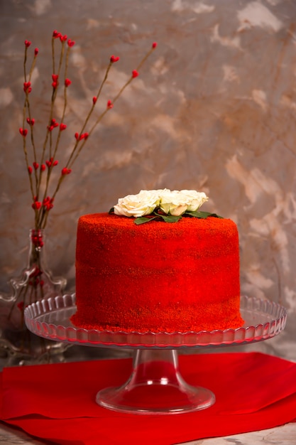 Bolo de aniversário de veludo vermelho lindo decorado com rosas brancas