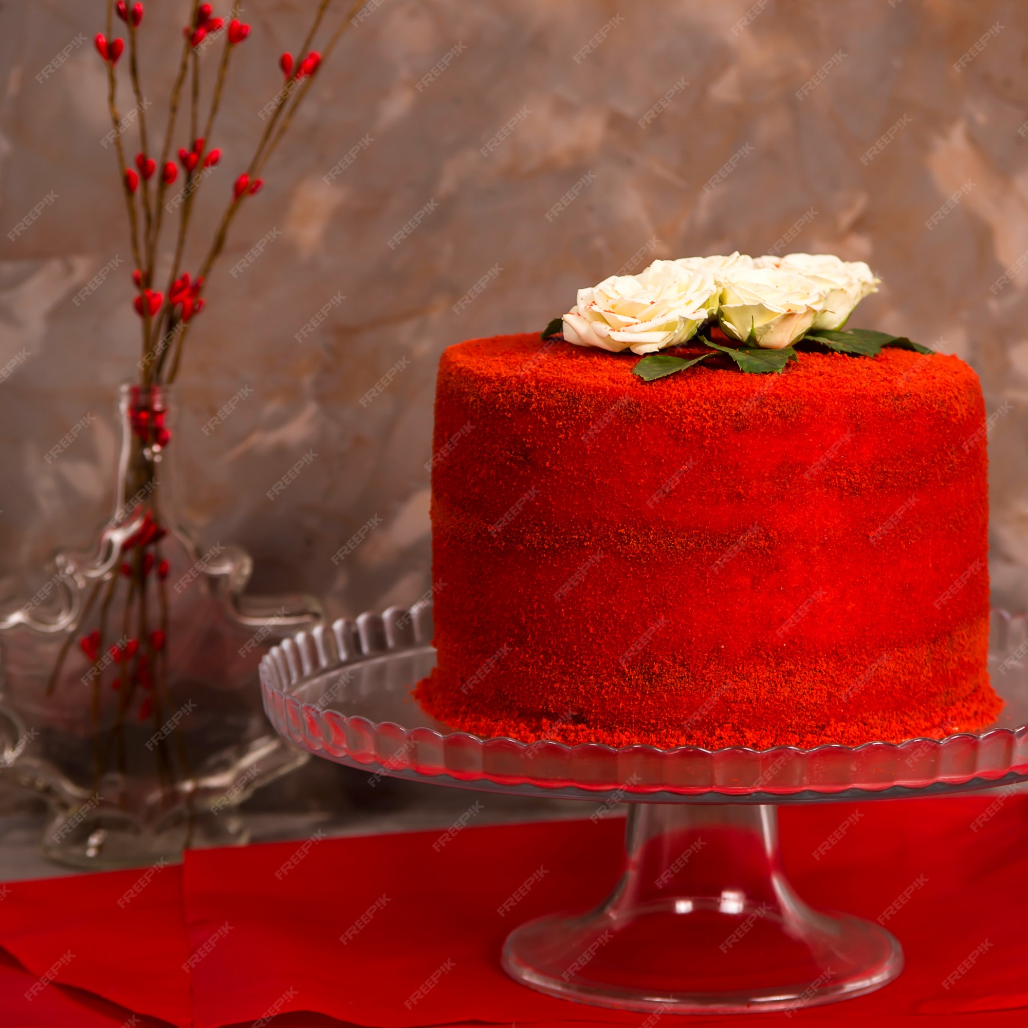 Bolo de aniversário de veludo vermelho lindo decorado com rosas