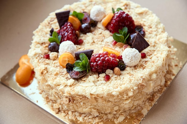 Bolo de aniversário Decorado com frutas, bagas e chocolate Clima festivo Foto de alta qualidade