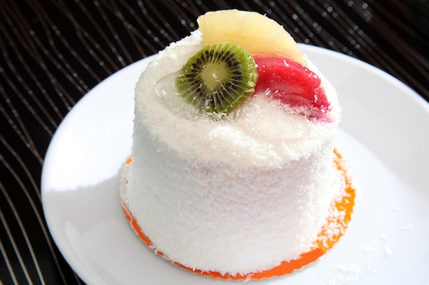 Bolo de aniversário decorado com frutas frescas