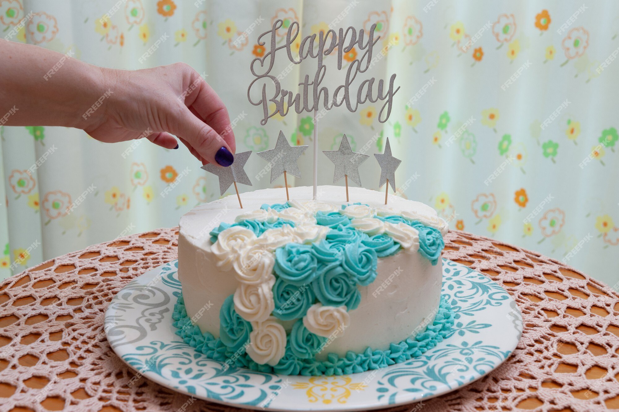 Bolo de aniversário branco simples com glacê branco e azul.