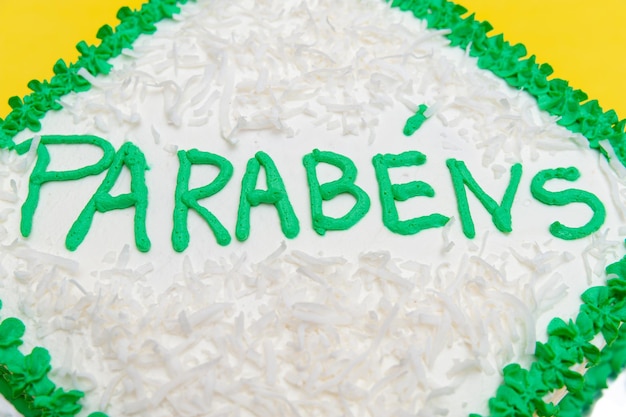 Foto bolo de aniversário decorado com glacê verde e coco ralado