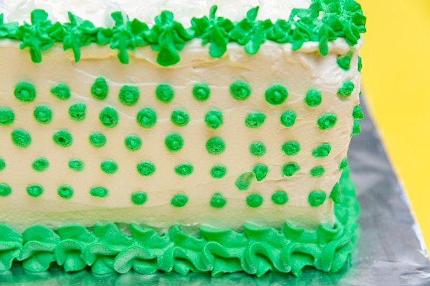 Bolo de aniversário decorado com glacê verde e coco ralado