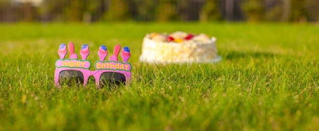 Bolo de aniversário e copos que diz um feliz aniversario