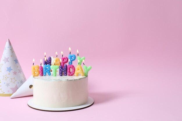 Foto bolo de aniversário em fundo colorido