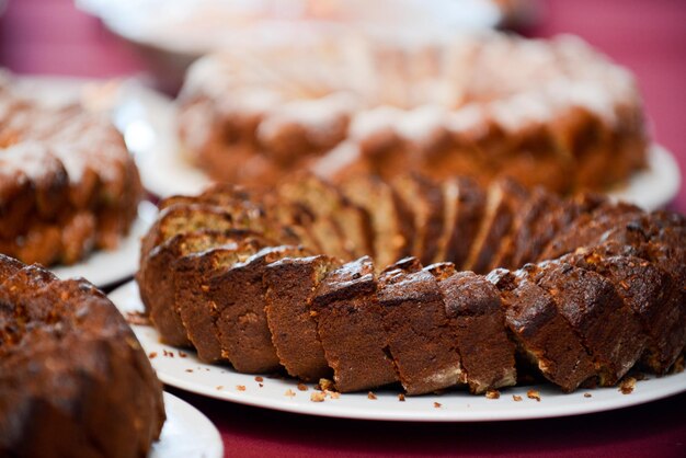 bolo de aniversário fatiado e arrumado na bandeja