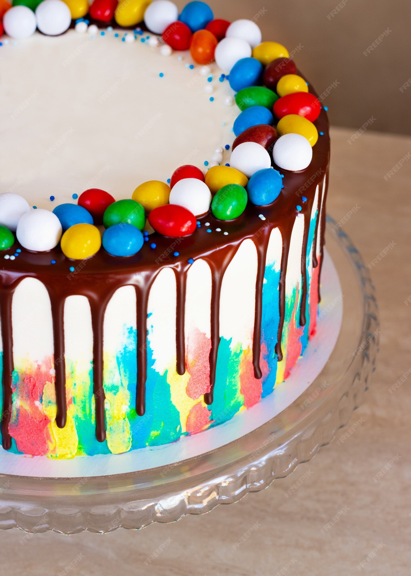 Bolo de aniversário infantil com pinceladas brilhantes de creme e chocolate  na mesa