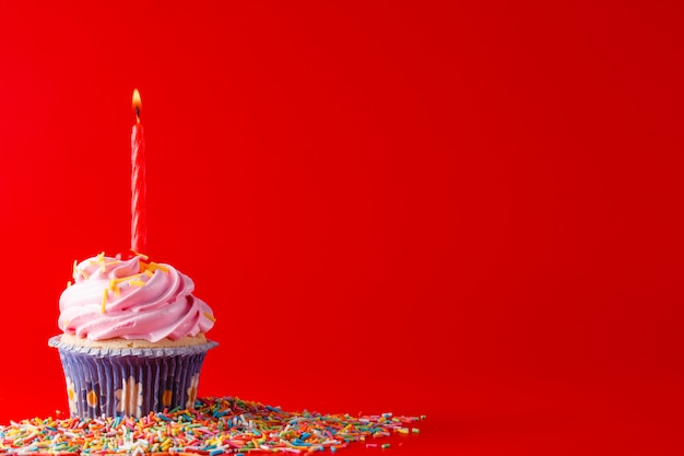 Foto bolo de aniversário no espaço brigth vermelho