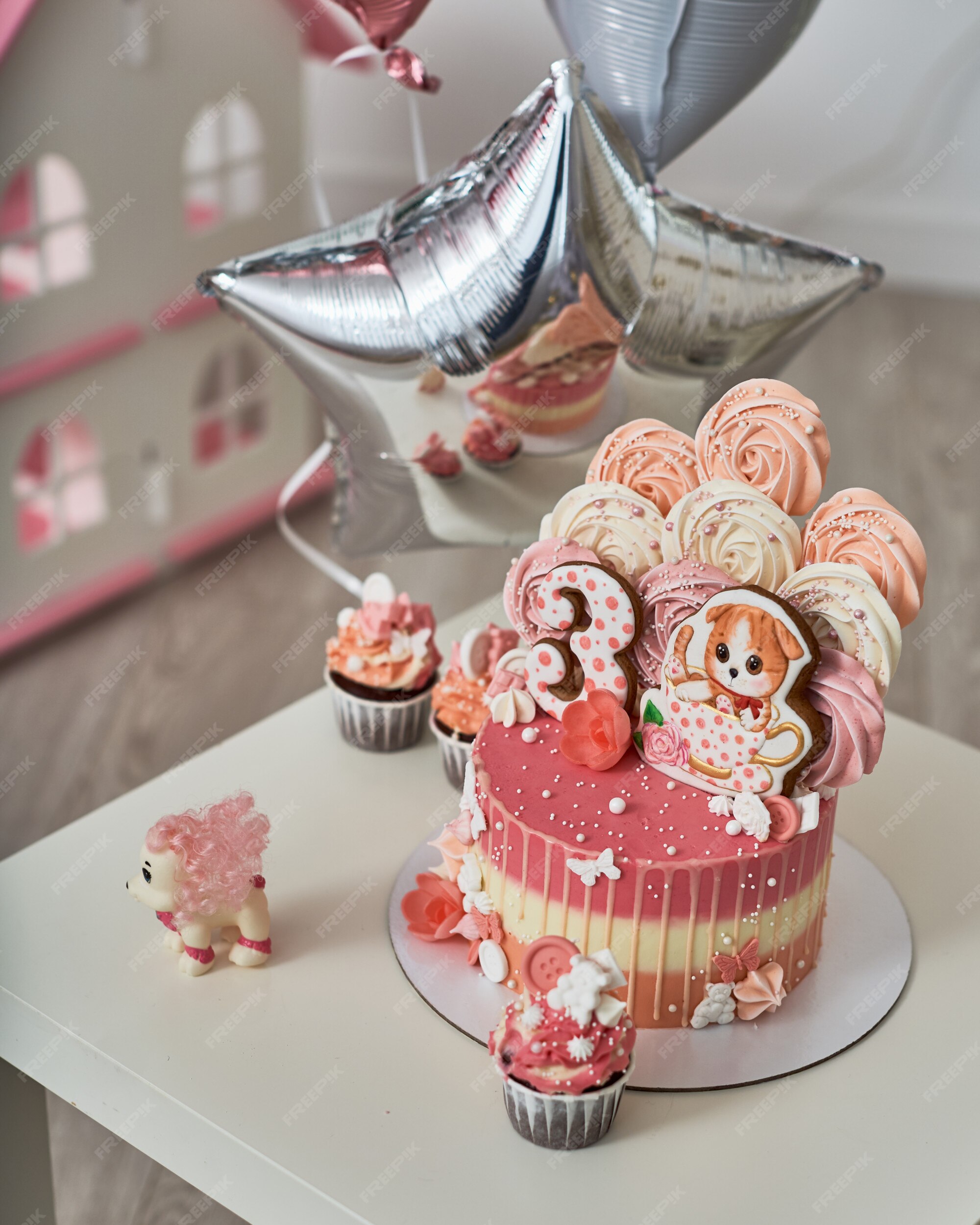 Bolo De Aniversário Decorado Com Biscoitos De Pão-de-gengibre Na Forma De  Personagens De Jogos De Computador Online. Entre Nós. Bo Foto de Stock  Editorial - Imagem de cosmonauta, vermelho: 240751378