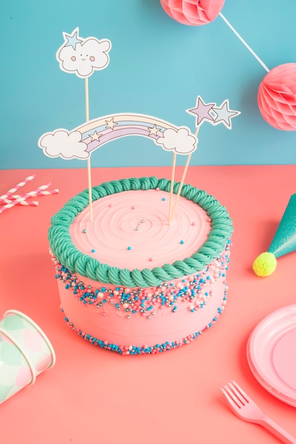 Foto bolo de aniversário para meninos e meninas com copos e canudos de papel para uma festa